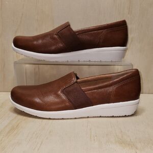 Vionic Brown and White Leather Flats Women Shoe Size 6 Slip-on Loafer